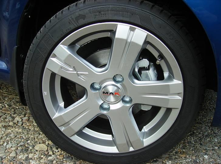 Toyota Aygo Plus - Fine fælge... Desværre viste det sig at de ikke passe på bilen, så fik dem bytte til andre. billede 9