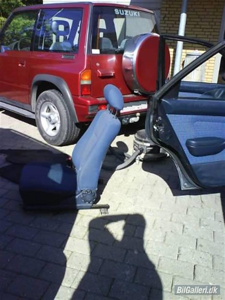 Toyota Carina E *Solgt* - Hvad der alt kan ligge under sånn et sæde. AD! billede 5