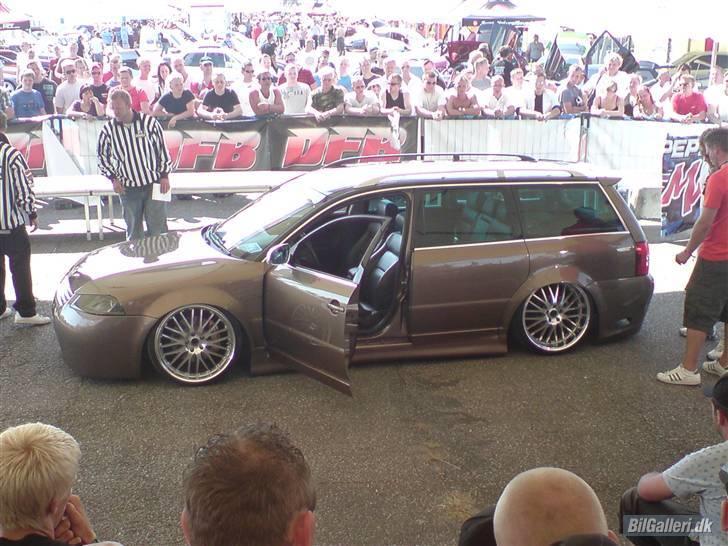 VW KONGE PASSAT. (ny pris 120,000) - Dommerne tjekker Passaten til DFB billede 3