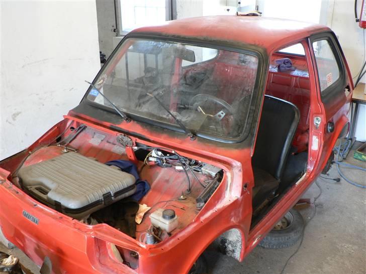 Fiat 126 "Solgt" - der har jeg lige fået sat en anden forrude i..  billede 4