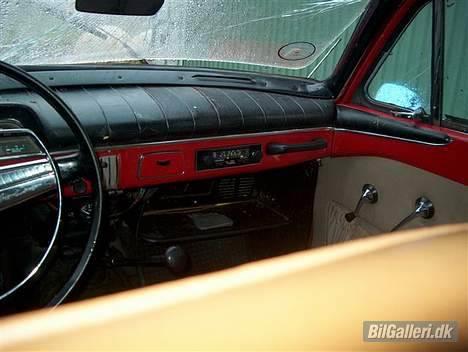 Volvo 121- Esmeralda Grease-bil - Kabinen i højre side, set fra bag førersædet billede 10