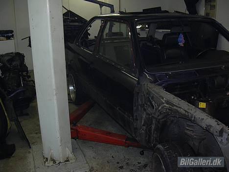 BMW E30 - Den er under renuvering men kommer snart på gaden igen med anden motor og ny malet. billede 5