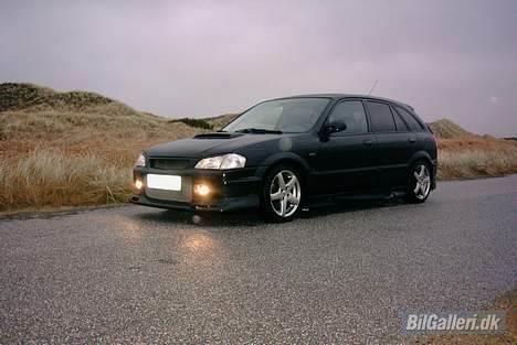 Mazda 323F billede 1