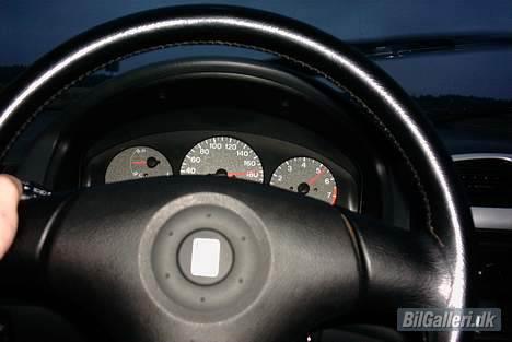 Mazda 323F - ja det ikke nemt, med den ene hånd på rattet og den anden til af fokusere med, med den render nu engang klokken ud 225-6km/t billede 9