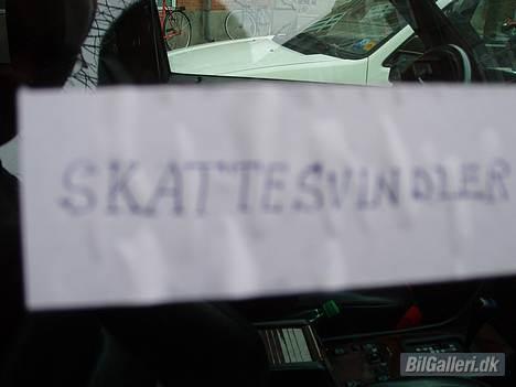 Mercedes Benz 300-24v  (R&N)  Solgt - hehehe ,det her mærkat sat på min siderude en dag, da min bil havde stået ved min mor mens jeg var på arbejde :) billede 8