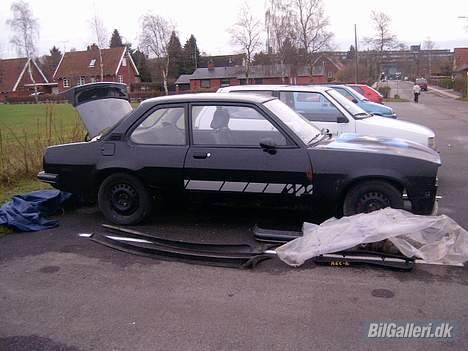 Opel Ascona B 2,4 - Ja... fra denne side ligner den sig selv.. men forskærmen er også skiftet.. og skal lige passes helt til inden den kommer til maleren billede 10