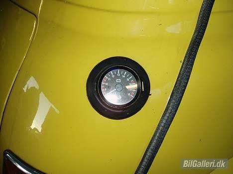 Austin-Morris 1100 special solgt - Voltmeter på modsat side af tankdæksel. billede 3