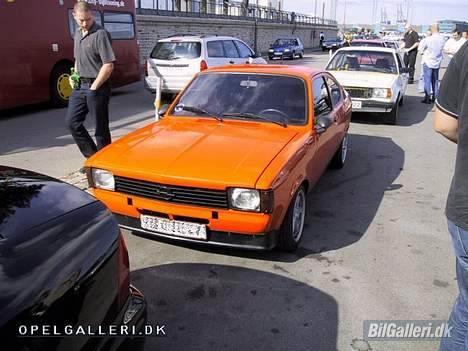 Opel Kadett C Coupé *SOLGT* - Langelinie træf.. Holder med åbnet klap! Der kan man se den gule perleeffekt i lakken! billede 6