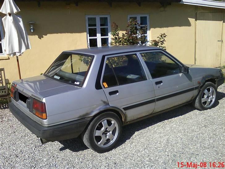 Toyota Corolla 1,3 dx (RIP) - som i kan se har jeg lidt rust at komme til livs, men det bliver snart klaret:) billede 2