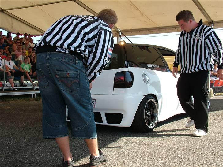 VW Polo 6N  - Detaljerne bliver tjekket godt ud ved DFB 2008 billede 4