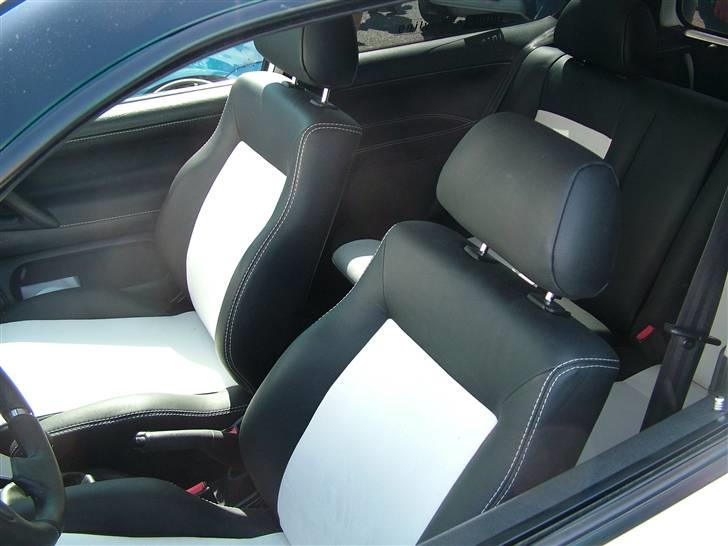 VW Polo 6N  - Lækker lækker kabine i sort læder og hvid alcantara billede 10