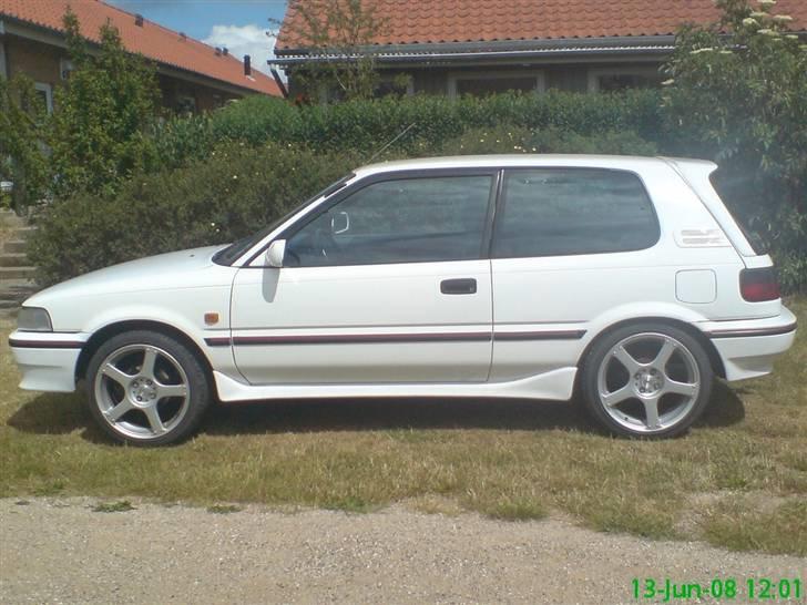 Toyota Corolla 1.3 XLI  ( SOLGT) - Min dejlig corolla ,synes da den er flot , en rigtig pigebil. billede 1