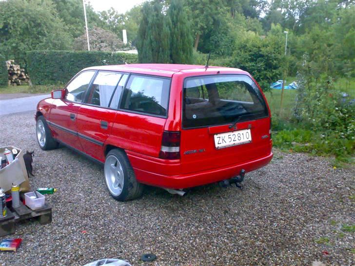 Opel Astra f caravan (solgt) - med sommer hjul på billede 1