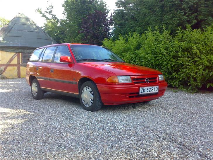 Opel Astra f caravan (solgt) - da jeg fik den det eneste jeg naede og lave om før det billed er indfarvede kofanger billede 2
