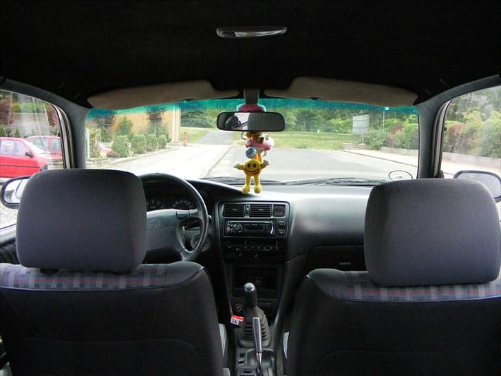 Toyota Corolla 1.3 xli 16v turbo - Loftet er sort istedet for lyst, skal bare lige have ordnet solskærmene så de også bliver sorte. billede 10