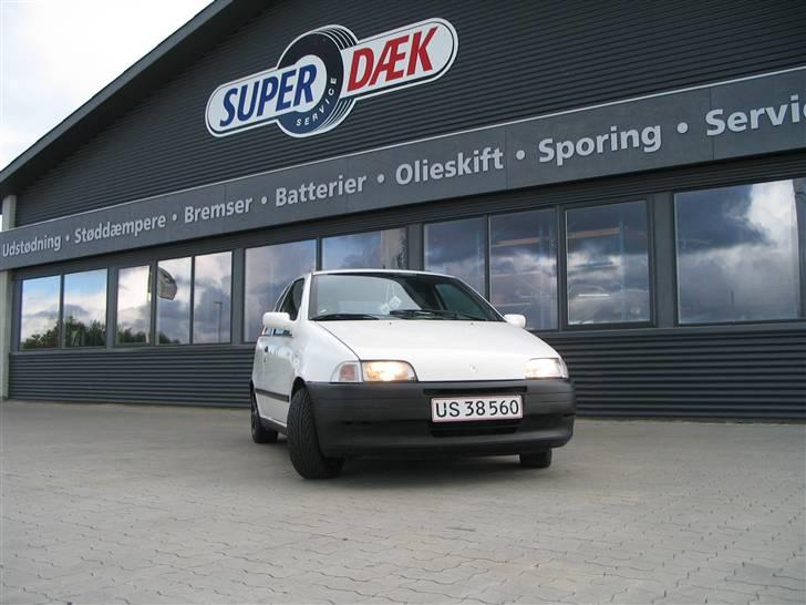 Fiat Punto 1.2 S - Haha ude og siller ved Dækken  :P  billede 9