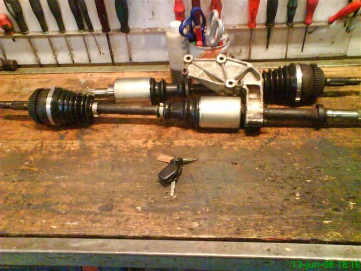 Citroën Saxo 1,6i 16v VTS (solgt) - Alle ledene på trækakslerne er blevet vasket og har fået nyt fedt og nye manchetter billede 10