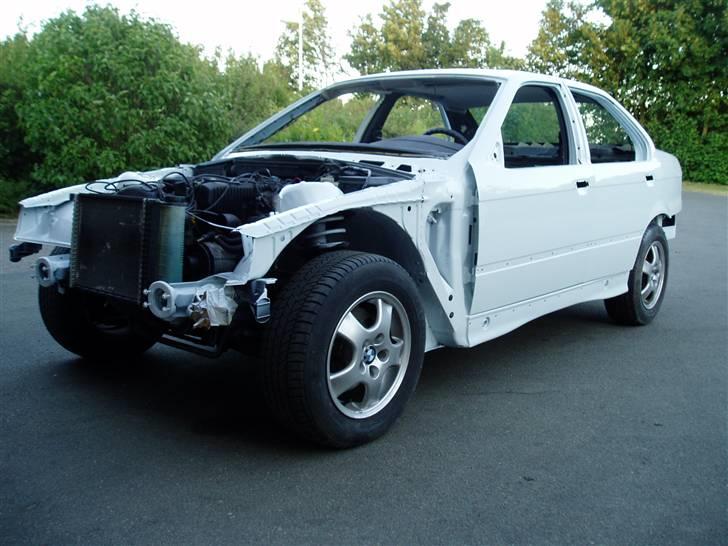 BMW E36 320i -Solgt- - Så den kommet hjem fra maleren og skal bare samles :D billede 9