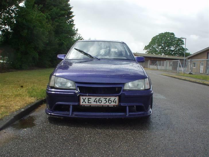 Opel Kadett GSI - byttet væk - Letter beskadiget frontskørt efter mødet med en grævling,. billede 2