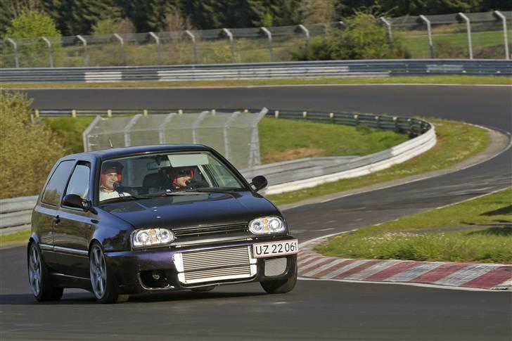 VW Golf VR6 Bi-Turbo - I en af de mange Sving Kombinationer på Nurenburgring billede 3
