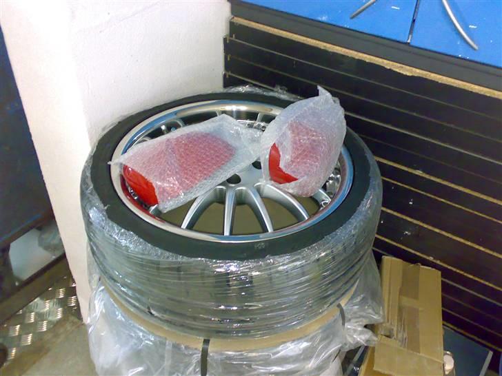 Fiat 500 1,3 Lounge  - nye hjul og de røde spejl kapper billede 5