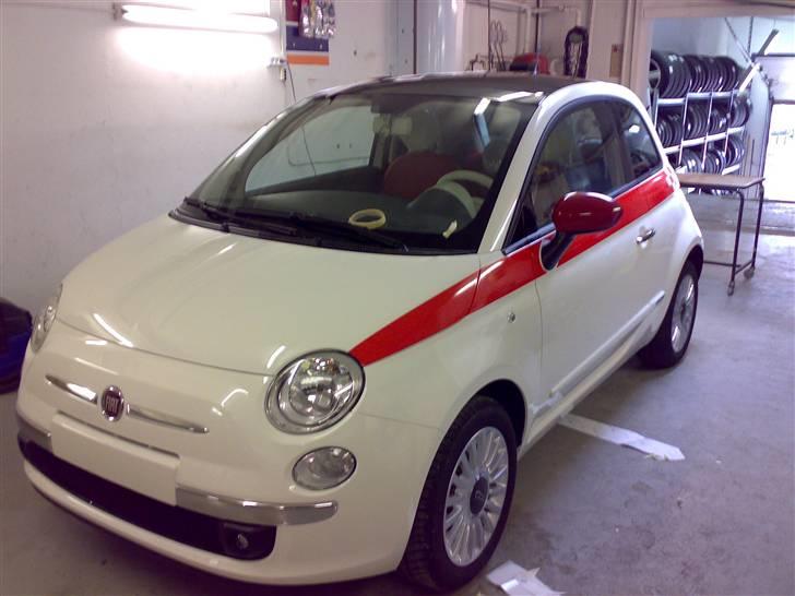 Fiat 500 1,3 Lounge  - så er den røde dikoration og røde spejl kapper monteret billede 6
