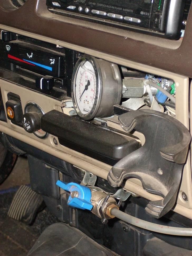 Toyota HJ 60 Turbo **Solgt** - Oliemanometer og den blå "powerswitch" til extra hypper... billede 17