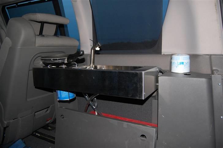 Renault Espace 2,2 DCI - Her er så det lille køkken. En vask og et bluds, lige nok til en lille camping middag :) billede 5