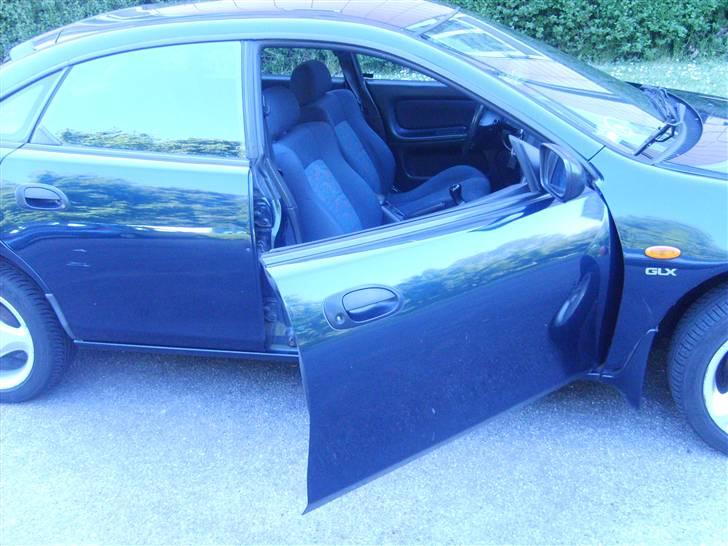 Mazda 323F SOLGT billede 9