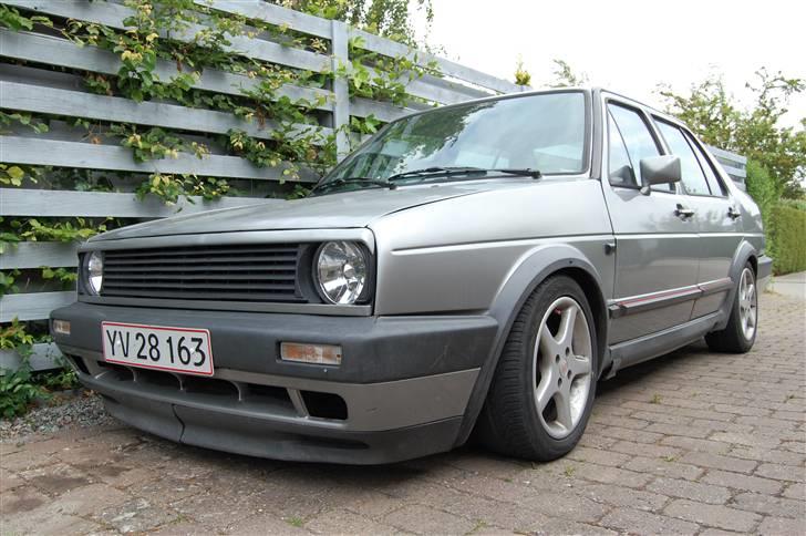 VW Jetta 1,8 GLi 16v SOLGT - Uff, frække kanter :D billede 2
