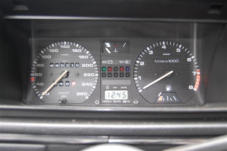 VW Jetta 1,8 GLi 16v SOLGT - "Årh hvad mor, den kan køre 260" billede 12