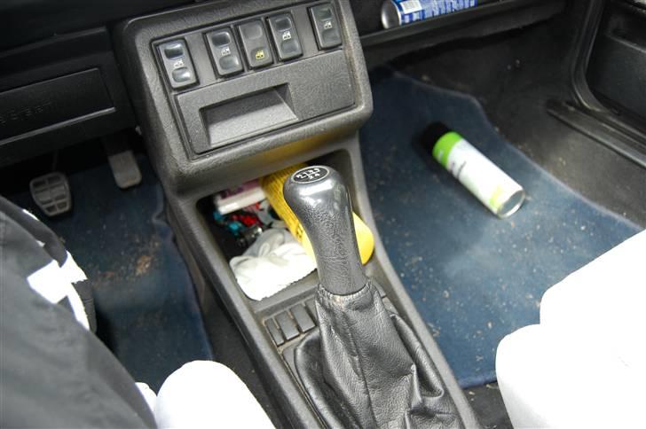 VW Jetta 1,8 GLi 16v SOLGT - Knapperne til de elektriske vinduer, og det lækre racer gear :D billede 14