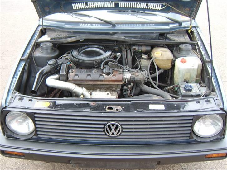VW Golf II 1,3  55Hk :-) - Motoren. Ny generator, toppakning, benzinpumpe, tandrem, 4-diodede tændrør, god olie, og perfekt motorindstilling.. Så køre det :D billede 6