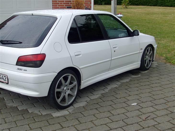 {{currentPhoto.altText}} billede {{currentPhoto.number}}