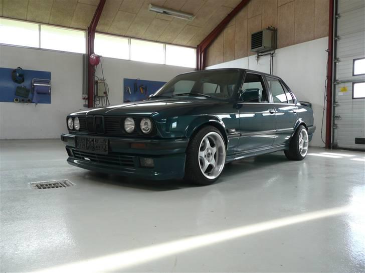 BMW E 30 320i *Solgt* - hjemme i pladsen. billede 1