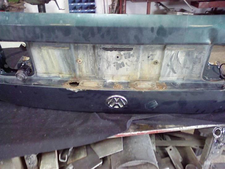 VW Vento1,8 GL - Bagklappen var en lillesmule rusten så det var på tide at få lavet. billede 10