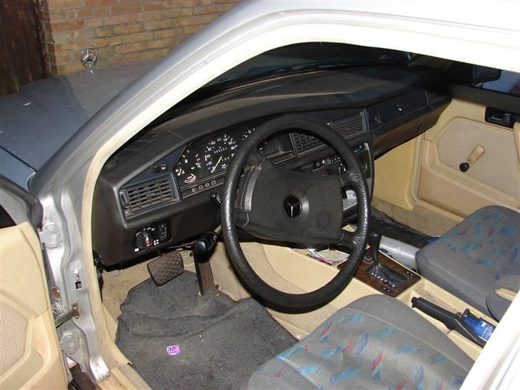 Mercedes Benz 190 E smadret - det en standart kabine billede 1