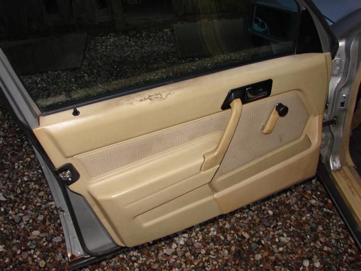 Mercedes Benz 190 E smadret - ja en standart farve.. billede 4