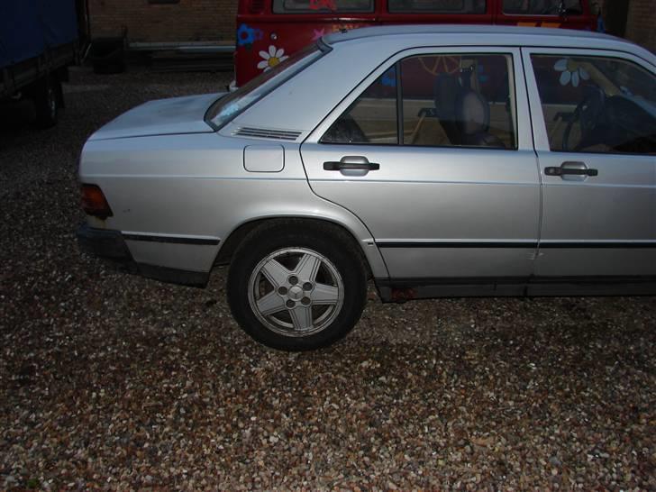 Mercedes Benz 190 E smadret - har lidt rust ved bag lygten.. og en lille ris ved døren.. billede 6