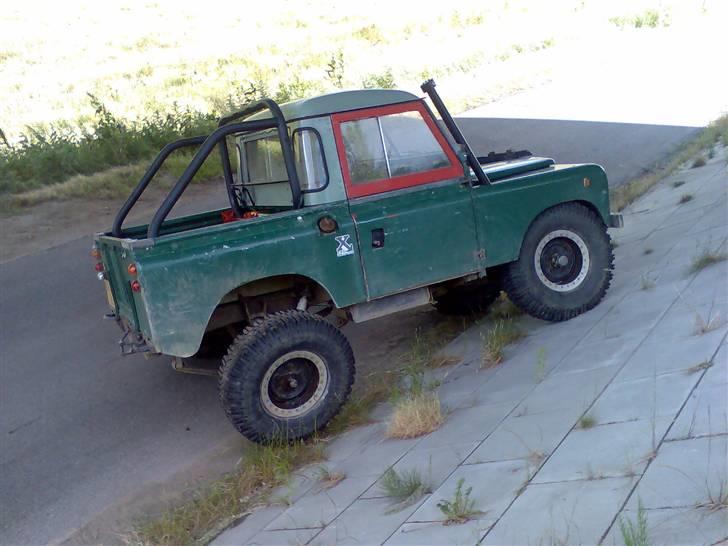 Land Rover 88" Serie IIA - Her med hjemmeskåret 900x16" dæk billede 13
