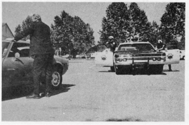 Amerikaner Plymouth CopCar - Gammel org. foto fra 1971. Bemærk at betjentene bærer de specielle "Riot Helmets" som også medfølger i bilen. billede 5