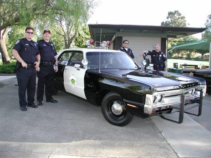 Amerikaner Plymouth CopCar - Et par af sælgers kollegaer fra stationen. Der er sælger (Chris) som holder på døren. billede 16