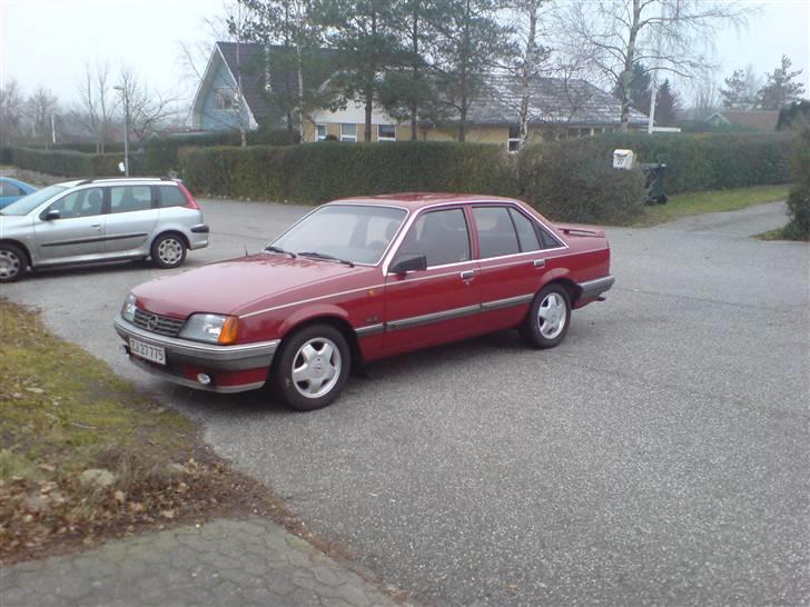 Opel Rekord 2,2i solgt - med sirius tågerlygter monteret  billede 1