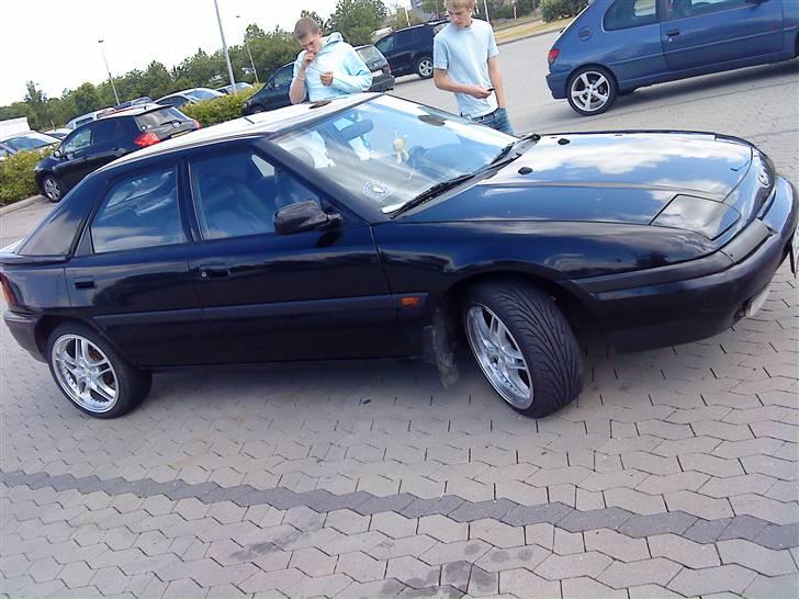 Mazda 323 f SOLGT billede 2