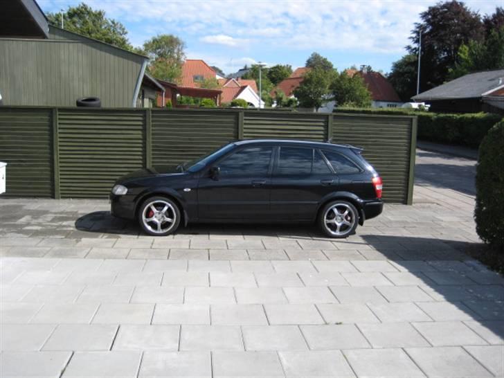 Mazda 323f bj solgt billede 2