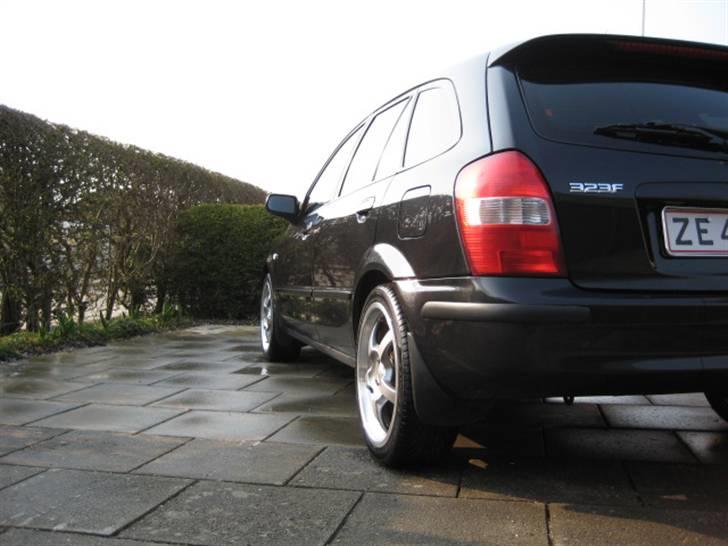 Mazda 323f bj solgt billede 7