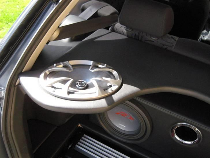 Mazda 323f bj solgt billede 10