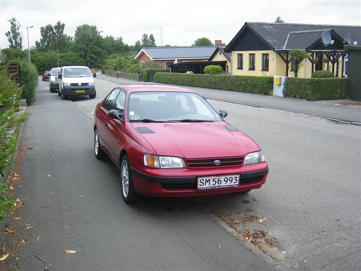 Toyota Carina E *Total skadet* - Min Carina forfra. billede 1