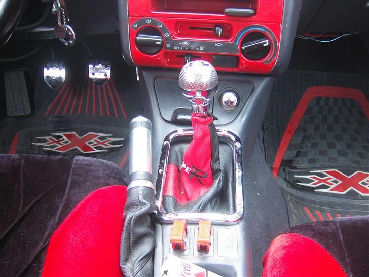 Toyota Carina E *Total skadet* - Lidt af dekorationen i entirøret. billede 4