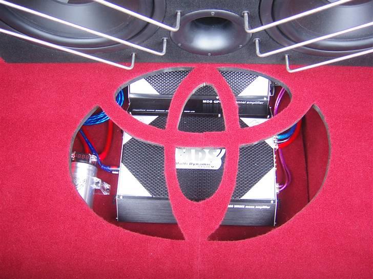 Toyota Carina E *Total skadet* - Toyota logo i bagage rummet foran min subwoofer.  billede 5